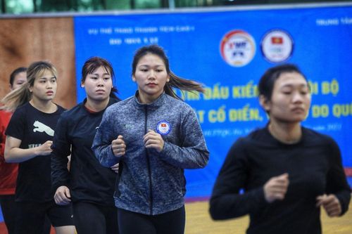 Đội tuyển Vật nữ Việt Nam luyện tập chuẩn bị SEA Games 31