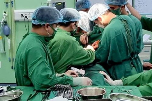 Cứu bệnh nhân sốc mất máu nặng do vỡ u gan trái