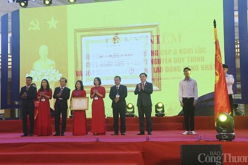 Chủ tịch Quốc hội Vương Đình Huệ dự lễ kỷ niệm 60 năm thành lập THPT Nguyễn Duy Trinh