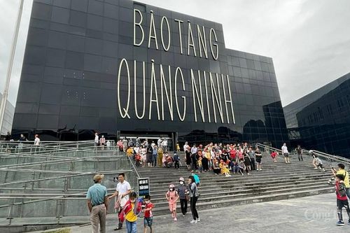 Thời tiết se lạnh nhưng lượng khách đổ về Quảng Ninh vẫn đông