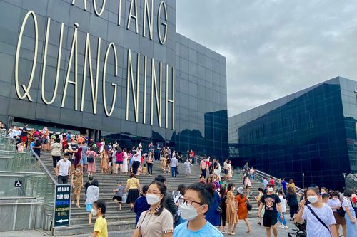 Cận hết lễ 30-4 và 1-5, khách lưu luyến chưa muốn rời Quảng Ninh