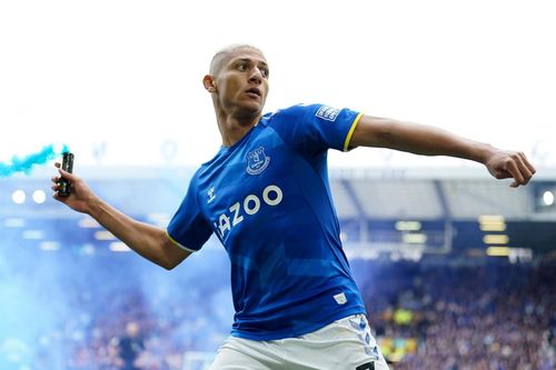 Sao Everton có nguy cơ bị cấm 3 trận vì ném pháo khói vào CĐV