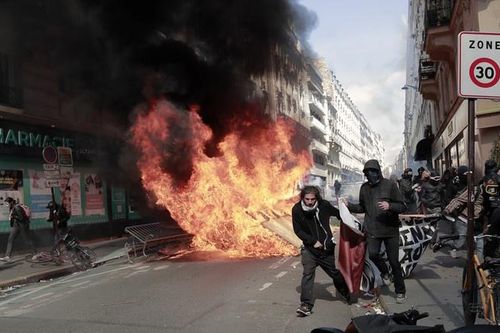 Bạo lực bùng phát ở Paris