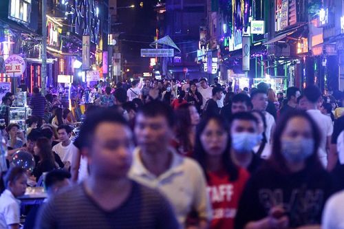 Biển người ở phố Tây tại TP.HCM trong ngày lễ