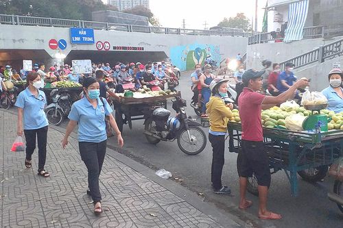 Hàng rong gây ách tắc hầm chui