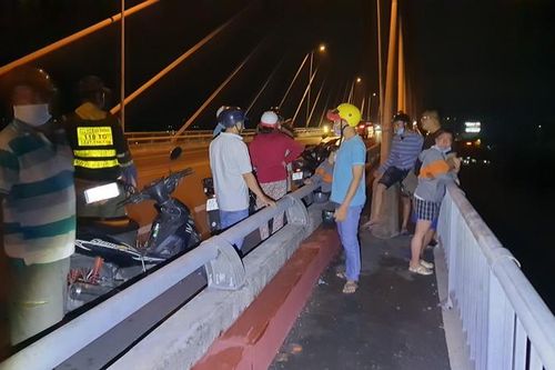 Buồn chuyện tình cảm, một thanh bỏ lại xe tay ga nhảy cầu Rạch Miễu tự tử