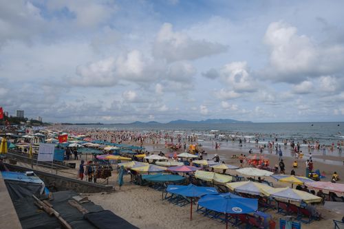 Bãi tắm Vũng Tàu đón hàng chục nghìn du khách dịp lễ