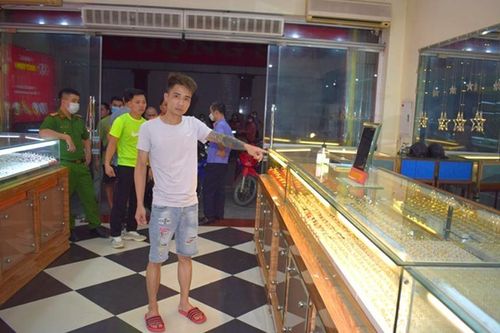 Bị đòi nợ, thanh niên cướp tiệm vàng trong ngày nghỉ lễ