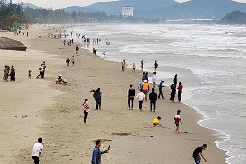 Cảnh báo biển động nguy hiểm, hàng nghìn người vẫn xuống Cửa Lò chơi đùa