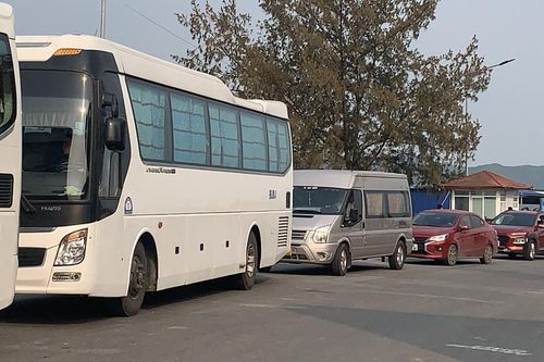 Du lịch Cát Bà: Du khách than ùn tắc, 2 ngày không tới nổi bến phà
