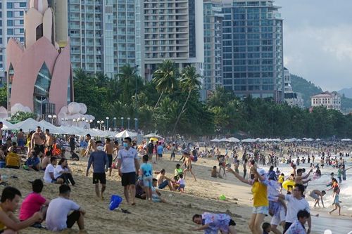 Nha Trang, Đà Lạt thu hút hàng trăm ngàn du khách dịp lễ 30/4