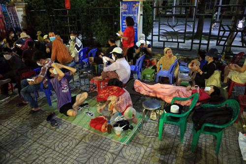 CĐV mang chăn, chiếu ngủ qua đêm, xếp hàng mua vé xem U23 Việt Nam