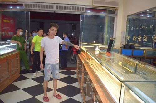 Cướp tiệm vàng rồi giả vờ báo mất xe để tìm cách... trốn tội