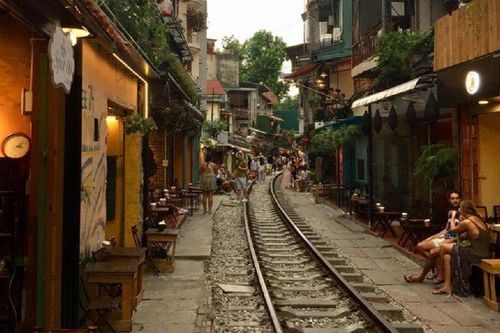 Du khách nước ngoài hào hứng quay trở lại check-in phố đường tàu