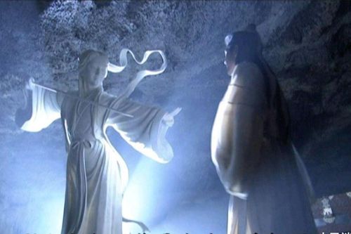 Đoàn Dự trong động tìm được 2 bí kíp võ công thượng thừa nhưng bỏ quên 1 pháp khí vô song