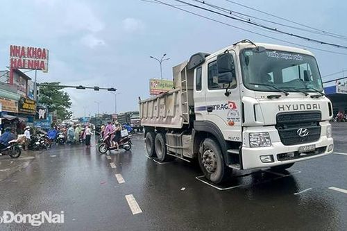 Xe máy va chạm với xe tải ben, 1 người tử vong tại chỗ