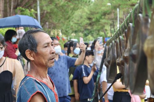 Du khách thích thú trải nghiệm văn hóa cồng chiêng khi đến Tây Nguyên