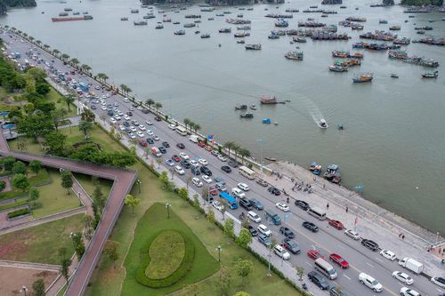 Người Hạ Long: Chưa bao giờ thấy nhiều ôtô như vậy, qua đường cũng khó