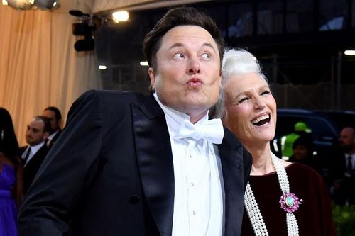 Elon Musk tạo dáng trên thảm đỏ Met Gala 2022