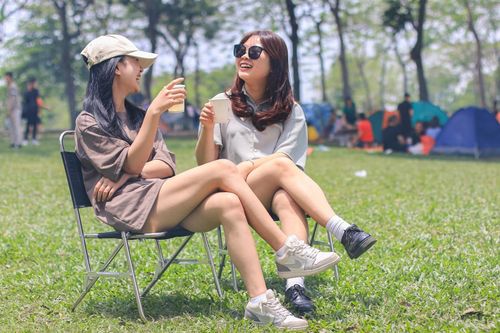 Không đi chơi xa, nhiều người tận hưởng ngày nghỉ lễ ở công viên