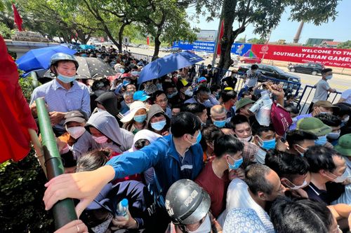 CĐV chen lấn đến 'không thở nổi' mua vé xem U23 Việt Nam