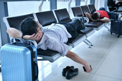 Khách mệt mỏi nằm chờ lên máy bay sau 4 ngày nghỉ lễ
