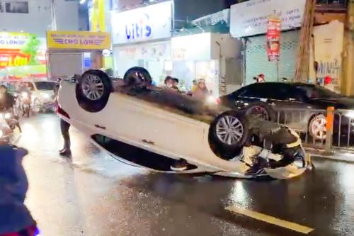 Nữ tài xế kêu cứu trong chiếc ôtô lật ngửa ở TP.HCM