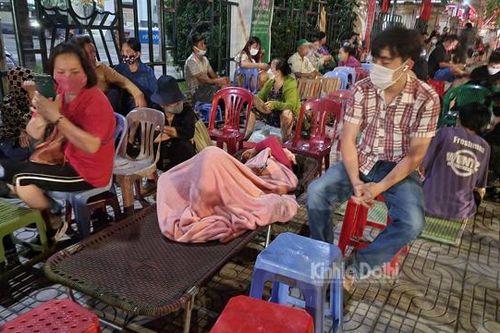 Người dân mang chiếu, giường xếp hàng trong đêm chờ mua vé xem U23 Việt Nam