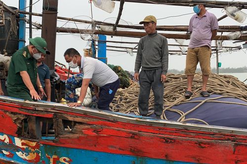 Ứng cứu kịp thời tàu cá có 5 ngư dân gặp nạn trên biển