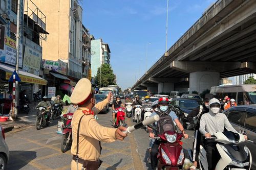 Cảnh sát giao thông ứng trực 100% đón người dân trở lại Hà Nội