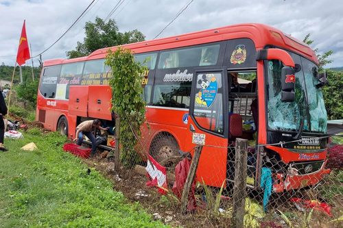 Xe khách đâm xe máy rồi tông sập nhà dân, 3 người thương vong