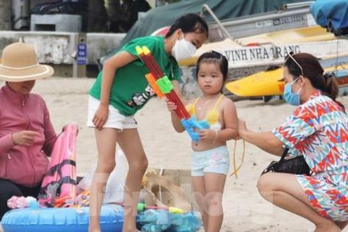 Ngày cuối kỳ nghỉ lễ, biển Nha Trang vẫn hút khách