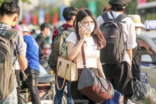 Nườm nượp người về Hà Nội, bến xe tấp nập ngày cuối kỳ nghỉ lễ