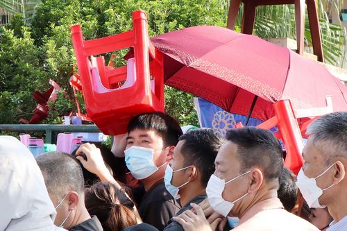 Người dân xếp hàng mua vé xem bóng đá tại Phú Thọ