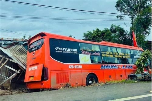 Xe khách giường nằm đâm vào 2 xe gắn máy làm 3 người thương vong
