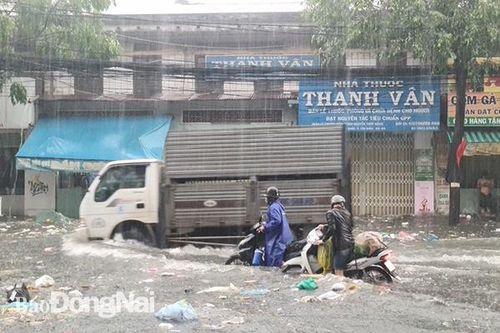 Mưa như trút nước, nhiều tuyến đường lại ngập sâu