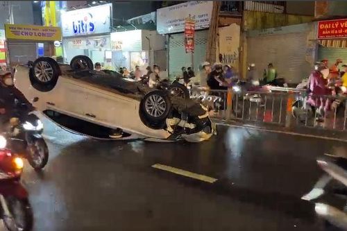 Ô tô tông con lươn rồi lật ngửa ở TPHCM, nữ tài xế bò ra ngoài, giao thông tê liệt