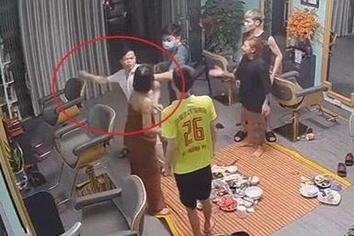 Vụ phó công an phường đánh phụ nữ có thể xử lý ra sao?