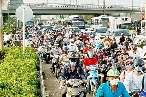 Giao thông ngày cuối kỳ nghỉ lễ: Ùn ứ tại các cửa ngõ