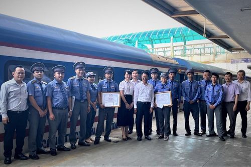 Khen thưởng nhân viên tàu SE8 hỗ trợ hành khách sinh con trên tàu