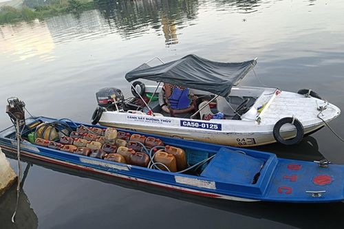 Nhóm trộm gần 800 lít dầu D.O nhảy sông bỏ trốn khi bị phát hiện