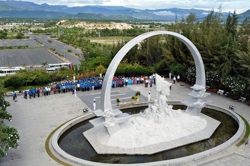 Đoàn Hành trình Tuổi trẻ vì biển đảo quê hương dâng hương tưởng niệm các chiến sĩ Gạc Ma