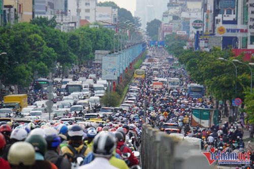Nghẹt thở chôn chân ở cửa ngõ TP.HCM ngày đầu tuần sau kỳ nghỉ lễ