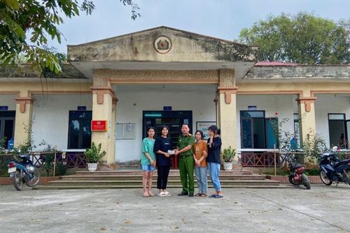 4 nữ sinh nhặt được của rơi tìm trả lại người bị mất