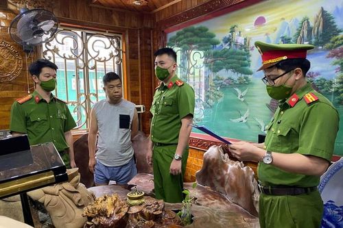 Phê chuẩn khởi tố 'đại gia' thích đeo vàng Tùng 'vâu'