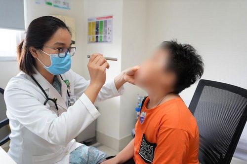 Bàng hoàng khi biết 'dị vật' khiến bé trai chảy nước mũi suốt 2 tháng