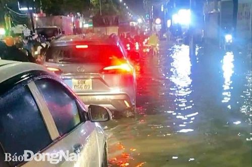 Biên Hòa lại mưa lớn, nhiều tuyến đường ngập nặng