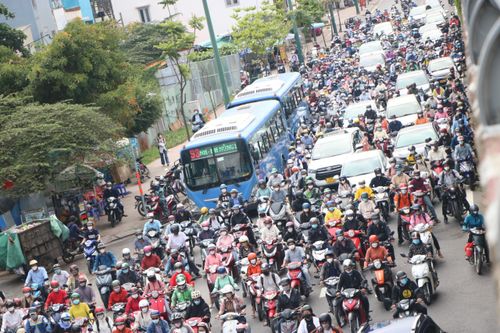 Đường sá tại TPHCM kẹt cứng nhiều km sau kỳ nghỉ lễ