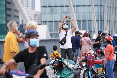 Có thể bị phạt tới 2 triệu khi dừng xe ngắm cảnh trên cầu Thủ Thiêm 2