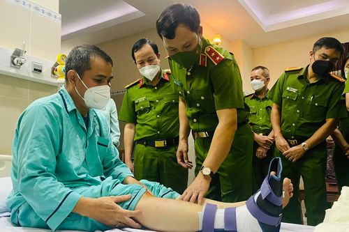 Trinh sát hình sự bị gãy chân vẫn khống chế bắt đối tượng truy nã